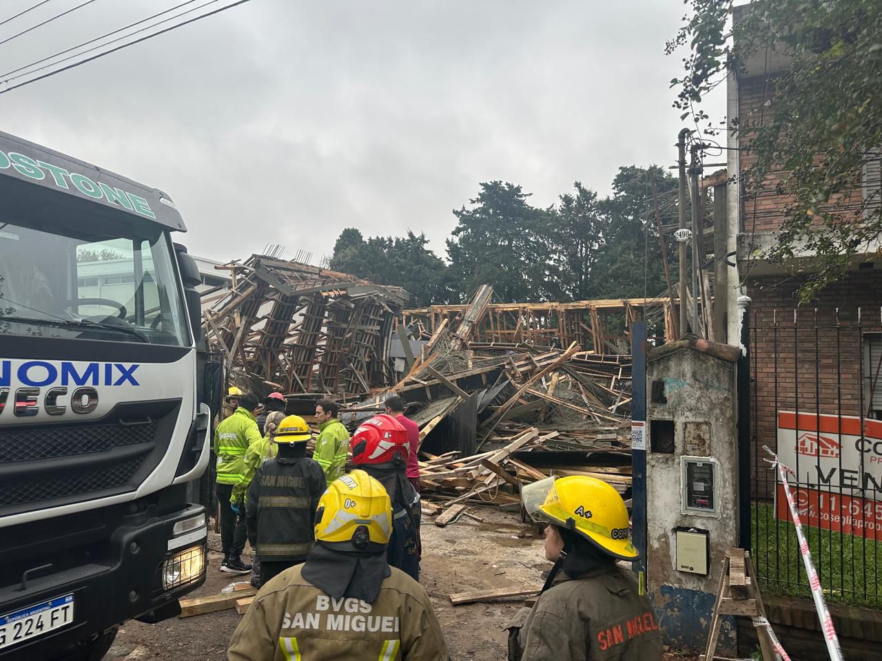 Derrumbe en una obra deja dos trabajadores heridos en San Miguel - Aquí ...
